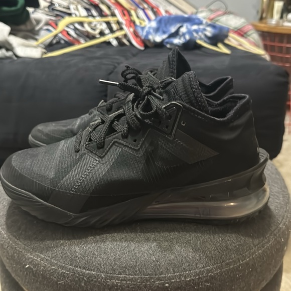Lebron 18 Low Black - Picture 3 of 7